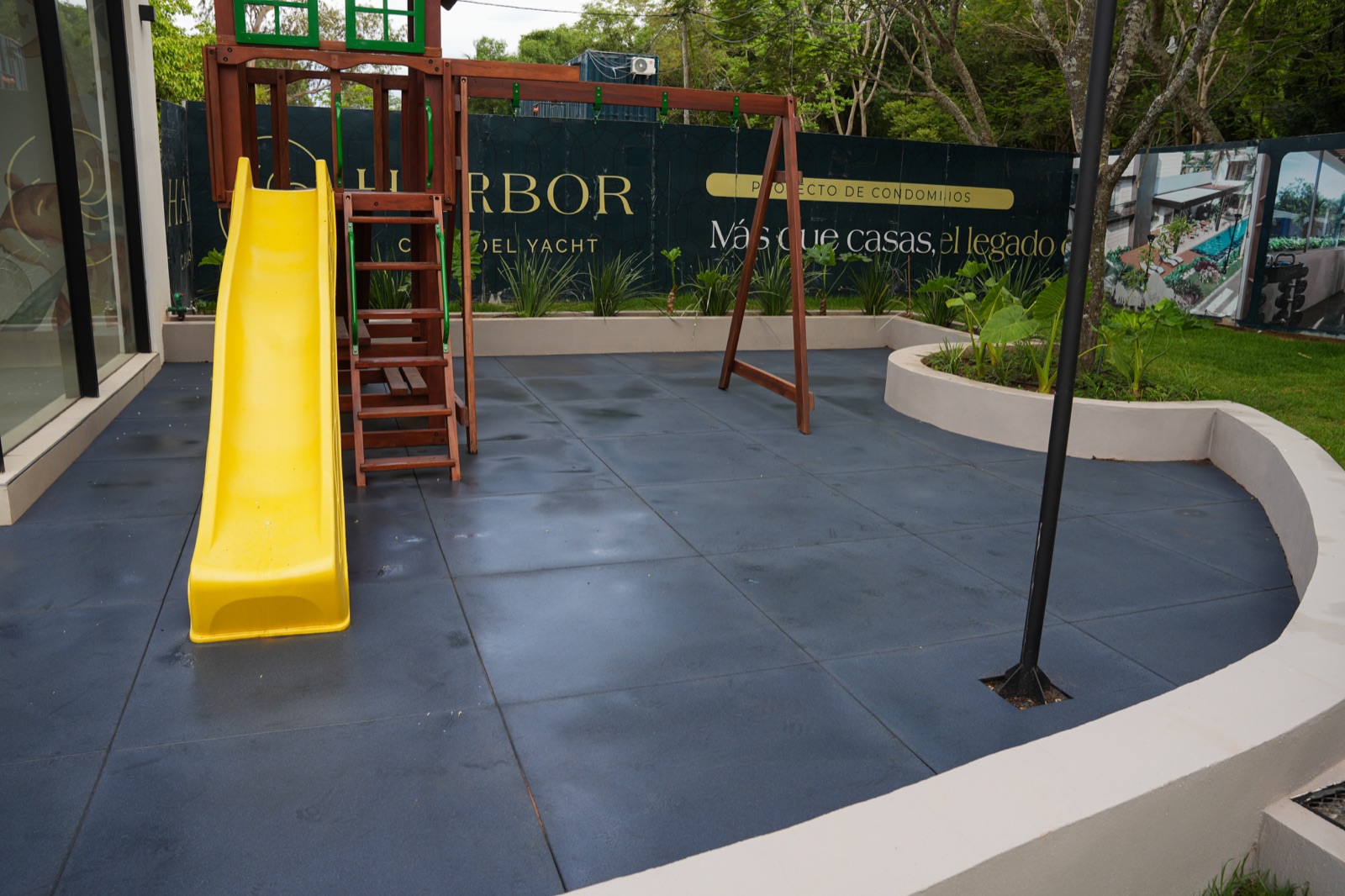 Plaza de juegos en el edificio Harbor